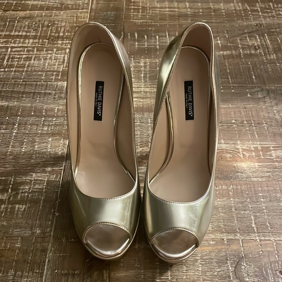 Ruthie Davis gold patent platform pumps.  Sz 40 - Picture 2 of 5